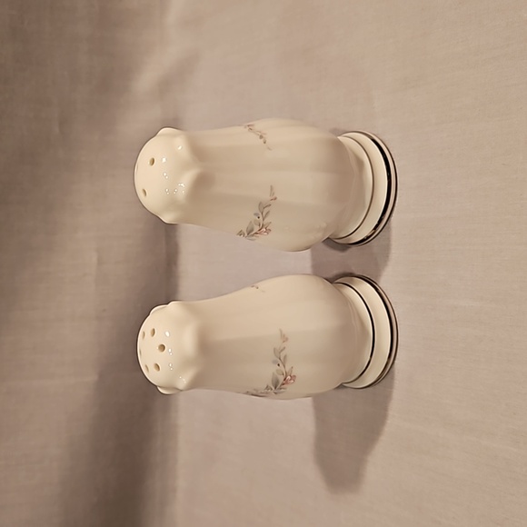 NEW Noritake Rothschild 7293 Salt & Pepper Shakers Ivory China - Picture 2 of 5